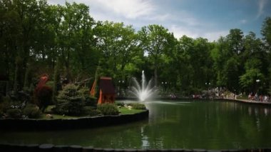 Göl kenarındaki yeşil, bakımlı güzel bir park.