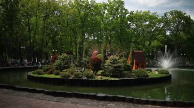 Göl kenarındaki yeşil, bakımlı güzel bir park.