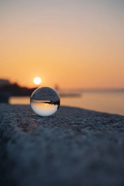 Γυάλινη Οπτική Μπάλα Στο Ηλιοβασίλεμα Στην Πόλη Της Ουκρανίας Υψηλής — Φωτογραφία Αρχείου