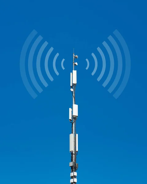 Antena de torre celular de telecomunicações contra fundo céu azul. Comunicação sem fio e internet móvel moderna. — Fotografia de Stock