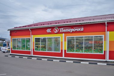 Dışarıdaki Pyatyorochka bakkal dükkanı. Büyük bir Rus perakende ağı. Moskova Bölgesi, Rusya - 16 Ekim 2021.