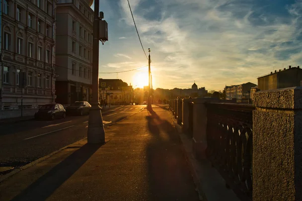 Hermosa puesta de sol en la vieja ciudad europea. Paisaje urbano nocturno con arquitectura antigua. — Foto de Stock