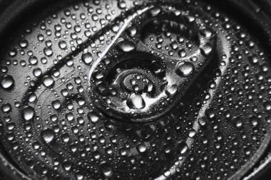 Alüminyum içecekler su damlalarıyla içilebilir. Kapalı bira kutusu ve bir damla su yoğunlaşır. Seçici odak.