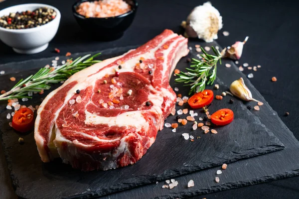 Bistecca Manzo Cruda Con Spezie Erbe Fondo Nero Sale Pepe — Foto Stock