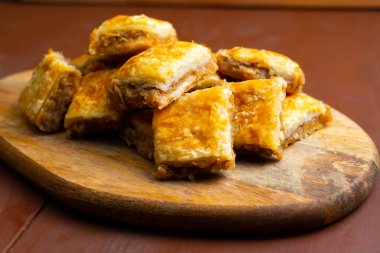 Tahta üzerinde lezzetli bir baklava tatlısı.