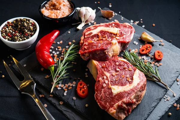 Raw Beef Steaks Spices Herbs Black Background Salt Pepper Garlic — Stock Photo, Image