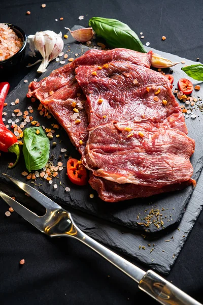 Rauwe Biefstuk Met Specerijen Kruiden Zwarte Achtergrond Zout Peper Knoflook — Stockfoto