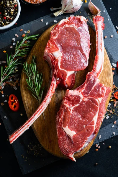 Steaks Bœuf Cru Avec Des Épices Des Herbes Sur Fond — Photo