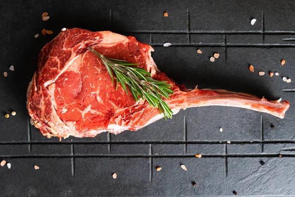 Tomahawk Roh Steak Auf Dunklem Brett Mit Salz Und Pfeffer — Stockfoto