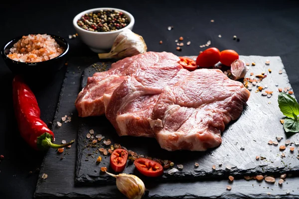 Bife Carne Crua Com Especiarias Fundo Escuro — Fotografia de Stock