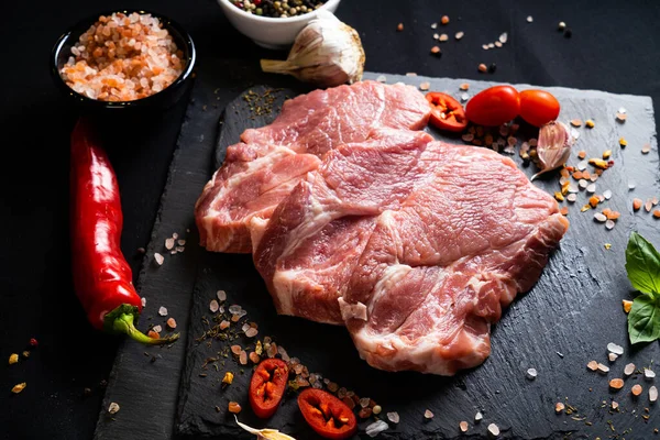 Bife Carne Crua Com Especiarias Fundo Escuro — Fotografia de Stock