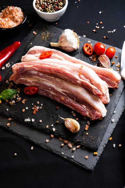 Rauwe Varkensbuik Met Specerijen Klaar Koken Donkere Achtergrond — Stockfoto