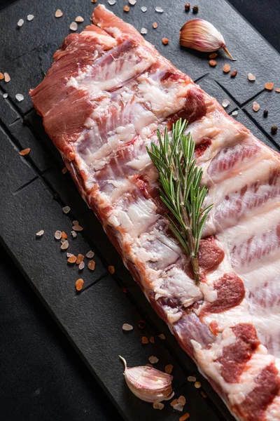 Costillas Cerdo Crudas Con Especias Hierbas Sobre Fondo Negro — Foto de Stock