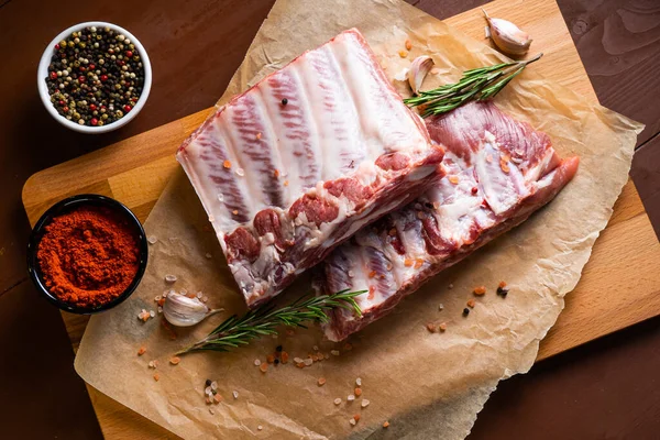 Costillas Cerdo Crudas Con Especias Hierbas Sobre Fondo Negro — Foto de Stock