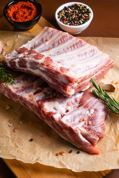 Côtes Porc Crues Avec Des Épices Des Herbes Sur Fond — Photo