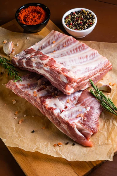 Costillas Cerdo Crudas Con Especias Hierbas Listas Para Cocinar —  Fotos de Stock