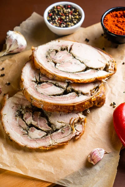 Italiaanse Porchetta Plakjes Varkensvlees Rol Houten Traditionele Bord — Stockfoto