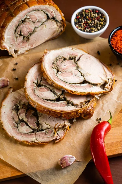 Italiaanse Porchetta Plakjes Varkensvlees Rol Houten Traditionele Bord — Stockfoto