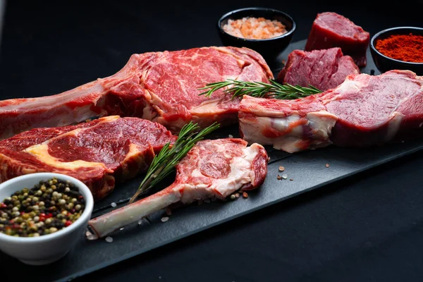 Filetes Carne Cruda Con Sal Especias Hierbas Sobre Fondo Negro —  Fotos de Stock