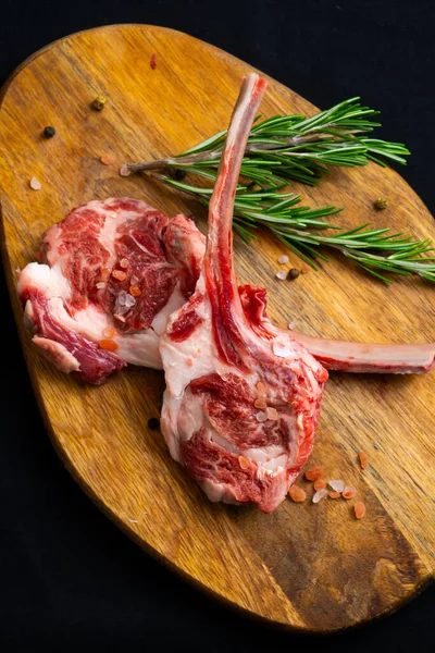 Surowe Kawałki Mięsa Kośćmi Steki Wycięte Ciemnym Tle Przyprawami — Zdjęcie stockowe