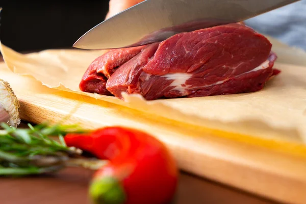 Manos Femeninas Rebanando Carne Cruda Res Especias Romero Sobre Tabla —  Fotos de Stock