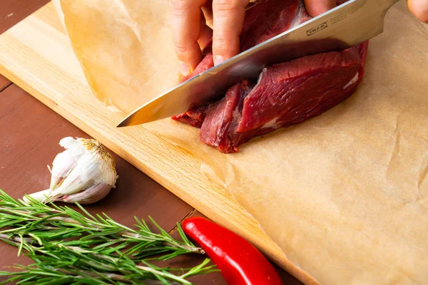 Female Hands Slicing Raw Beef Meat Spices Rosemary Wooden Cutting — Stock Photo, Image