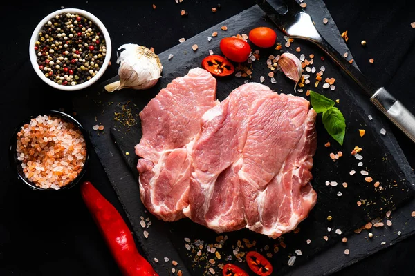 Steak Rohes Fleisch Mit Gewürzen Und Dunklem Hintergrund lizenzfreie Stockbilder