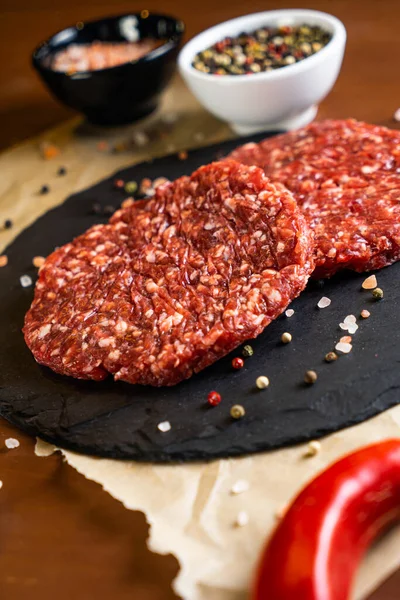 Rauw Gehakt Vlees Met Specerijen Kruiden Voor Hamburgers Stockafbeelding