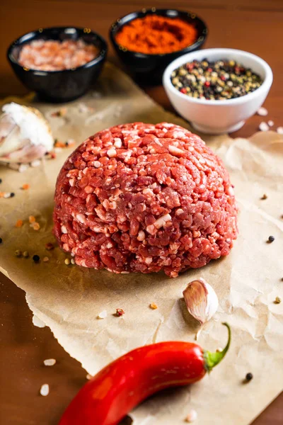 Carne Picada Crua Com Especiarias Ervas Uma Placa Madeira Fotografia De Stock