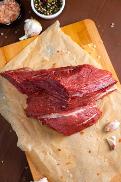 Surowe Mięso Wołowe Przyprawami Ziołami Gotowymi Gotowania Zdjęcia Stockowe bez tantiem