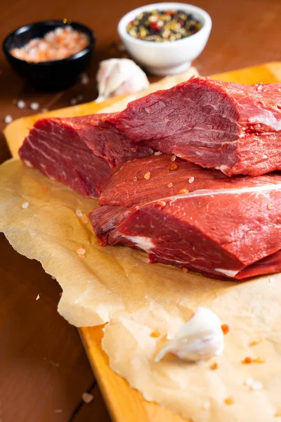 Surowe Mięso Wołowe Przyprawami Ziołami Gotowymi Gotowania Zdjęcie Stockowe
