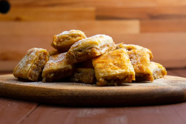 Läcker Baklava Dessert Träskiva Royaltyfria Stockbilder