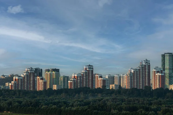 Krylatskoe 'da gündüz vakti park manzaralı konut binaları