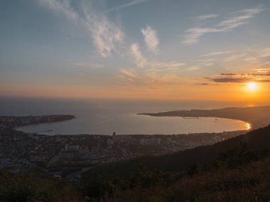 Gelendzhik körfezi üzerinde gün batımı: