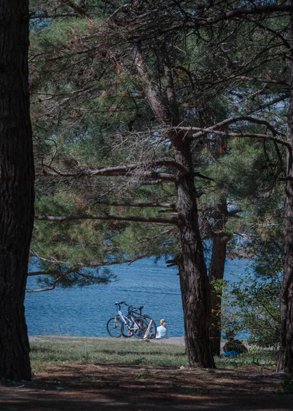 Yaz gününde bisiklet sürmek.