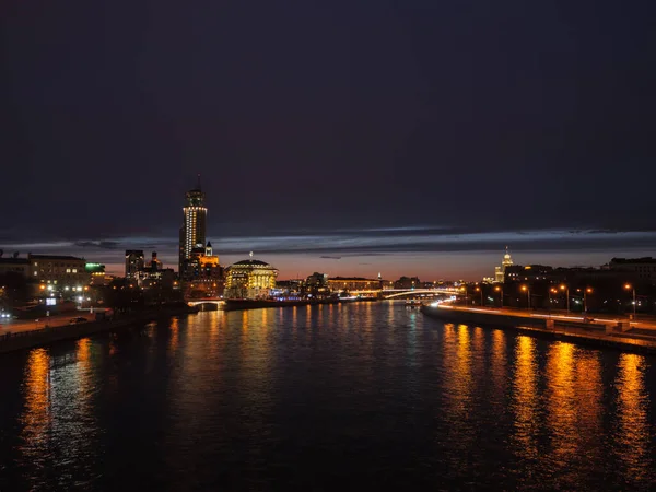 Moskauer Uferböschung Durch Lichter Der Stadt Hervorgehoben — Stockfoto