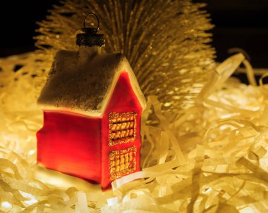 Oyuncak ev dekorasyonu ve altın Noel ağacı