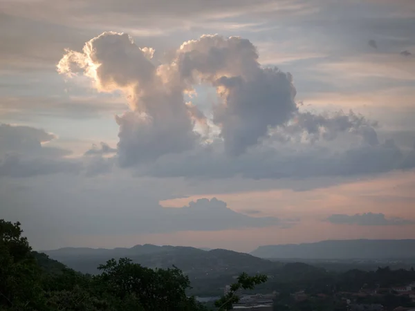 Pretoria dağlarının tepesinde gün doğumu manzarası
