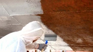 Eski paslı gemi pervane bağlantı noktası tersanesinde çalışan boya metal.