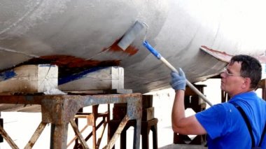 Eski paslı gemi pervane bağlantı noktası tersanesinde çalışan boya metal.