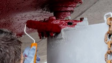 Alt boya metal gemi pervane kırmızı renk tersanesinde Moskova bağlantı noktası.