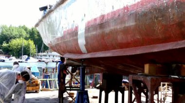 Eski paslı gemi pervane bağlantı noktası tersanesinde çalışan boya metal.