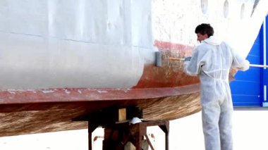 Eski paslı gemi pervane bağlantı noktası tersanesinde çalışan boya metal.