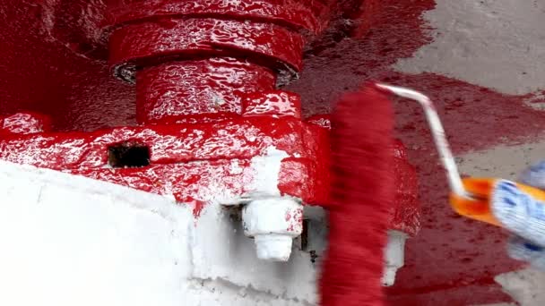 Arbetaren målar metall av fartyget propeller röd färg på varvet i hamnen i Moskva. — Stockvideo