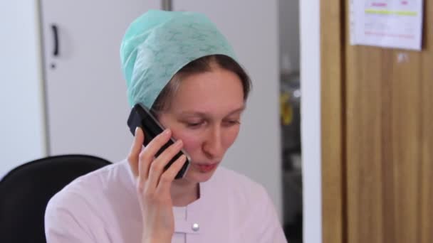 Infermiera che parla al cellulare in clinica . — Video Stock