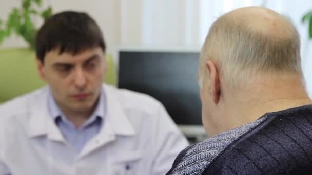 Medico in camice bianco consulta il paziente in clinica . — Video Stock