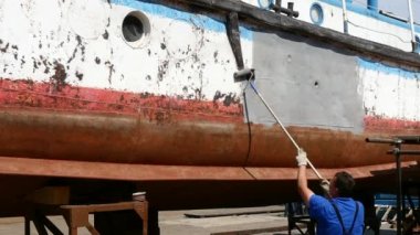 Alt boya fırça metal açık gemi tersanesinde Moskova bağlantı noktası ile.