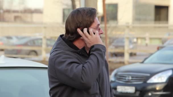 Man felt headache and sudden giddiness at bus stop on city street. — Stock Video