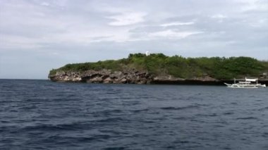Filipinler Cumhuriyeti adalarında bambu kanatlı Filipin teknesi.