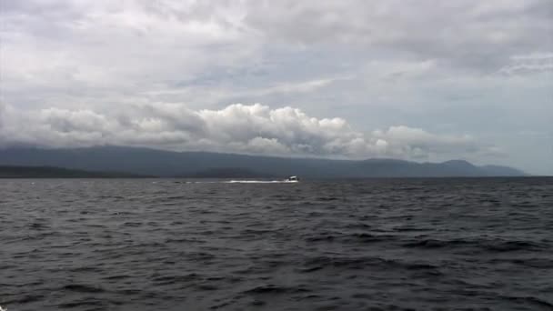 Филиппинская лодка с бамбуковыми крыльями на островах Республики Филиппины . — стоковое видео